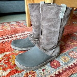 CROCS Mid Calf Suede Boot